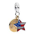 Apporte une touche festive et originale à ton bracelet avec ce charm étoile USA doré et rouge. Son design inspiré des couleurs américaines évoque l’énergie, la liberté et l’esprit patriotique, tout en ajoutant une note lumineuse et tendance à ta collection. Un bijou plein de caractère, parfait pour les amoureux de voyages, de symboles forts et d’accessoires uniques.

Caractéristiques :

-&nbsp;Matière : Argent 925.
-&nbsp;Design : Étoile USA doré et rouge avec finition brillante et détails soignés.
-&nbsp;D