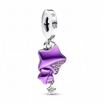 Ce charm pendant en argent 925 met en avant une grande étoile drapée d’émail violet brillant, dont l’un des pans est serti de petits cristaux roses pour un éclat délicat. À son extrémité inférieure, une mini étoile argentée sertie d’un zircon blanc se balance librement, tandis que la bélière lisse est ponctuée de petites étoiles gravées et pavées pour rappeler le ciel nocturne.

Caractéristiques :

-Matière : Argent 925 avec émail violet et zirconias roses et blancs.
-Design : Grande étoile plissée violette