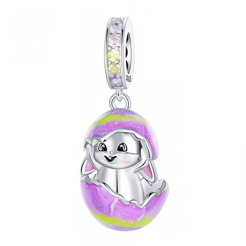 Ce charm pascal adorable dévoile un œuf vert violet irisé fendu d'où émerge un lapereau gris aux grands yeux pétillants et oreilles naissantes, couronne cristaux arc-en-ciel multicolores sertis. Les contours ciselés et effets nacrés célèbrent naissance printanière du pendentif (S925). Symbole de renouveau magique et joie émergente, il illumine les bracelets d'espérance saisonnière.

Caractéristiques

Matière : Argent 925 avec émail vert violet et cristaux multicolores.
Design : Œuf fendu lapin yeux oreilles