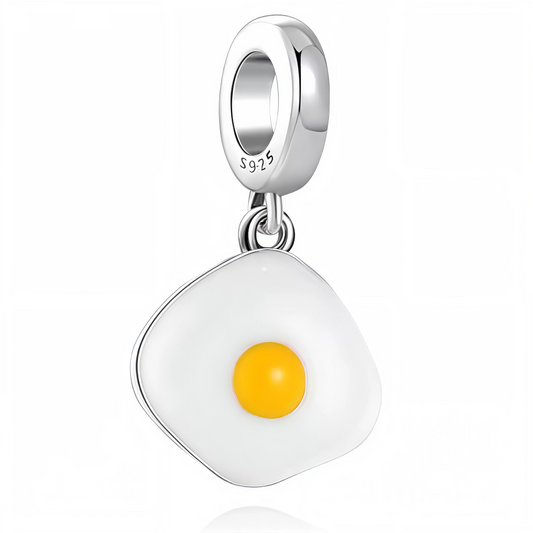 Ajoutez une dose de fun et de gourmandise à votre bracelet avec ce charm en forme d’œuf au plat ! Réalisé en Argent 925 (S925), il reproduit fidèlement un œuf au plat avec un émail blanc brillant et un cœur jaune lumineux. Sa bélière argentée offre une finition moderne et épurée, idéale pour tous les amoureux du petit-déjeuner ou les collectionneurs de charms originaux.