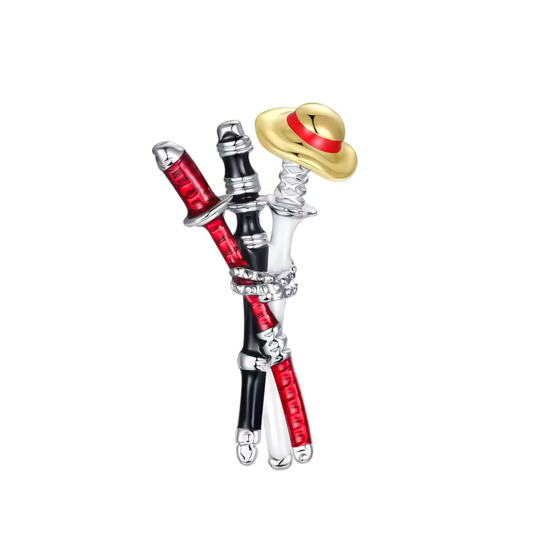 Affichez votre passion pour l’aventure avec ce charm pendentif en argent 925 inspiré de l’univers légendaire de One Piece. Ce bijou saisissant met en scène trois katanas croisés, emblème du célèbre épéiste Roronoa Zoro, surmontés d’un chapeau de paille emblématique, clin d’œil à Luffy et à l’esprit indomptable de l’équipage du Chapeau de Paille. Une pièce incontournable pour les fans de la saga et les âmes de pirates.