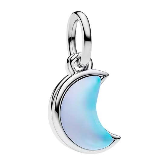 Apportez une touche céleste et intemporelle à votre collection avec ce charm pendentif en alliage argenté, représentant une lune délicatement travaillée. Un bijou raffiné et poétique, idéal pour sublimer vos tenues avec élégance.

Caractéristiques
– Matière : Alliage de haute qualité.
– Design : Lune finement détaillée.
– Coloris : Argenté brillant.
– Style : Élégant, céleste et intemporel.