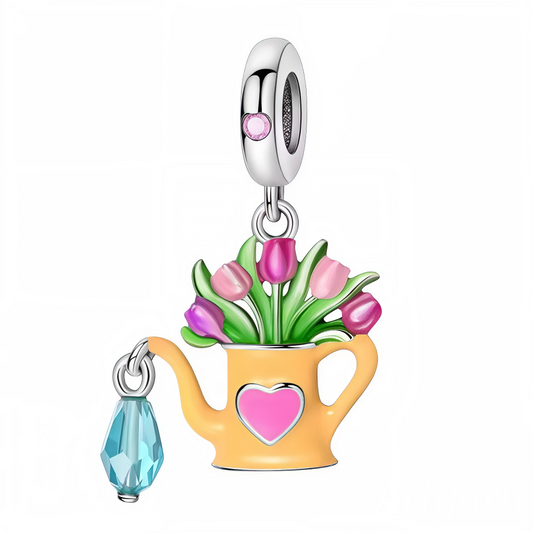 Ajoutez une touche de fraîcheur et de poésie à votre collection avec ce ravissant Charm Arrosoir Fleuri. Fabriqué en argent 925, ce charm représente un arrosoir miniature débordant de fleurs délicates, symbolisant la beauté de la nature et la joie de faire fleurir vos rêves. Chaque détail est finement travaillé pour capturer l’élégance et le charme des jardins en pleine floraison.