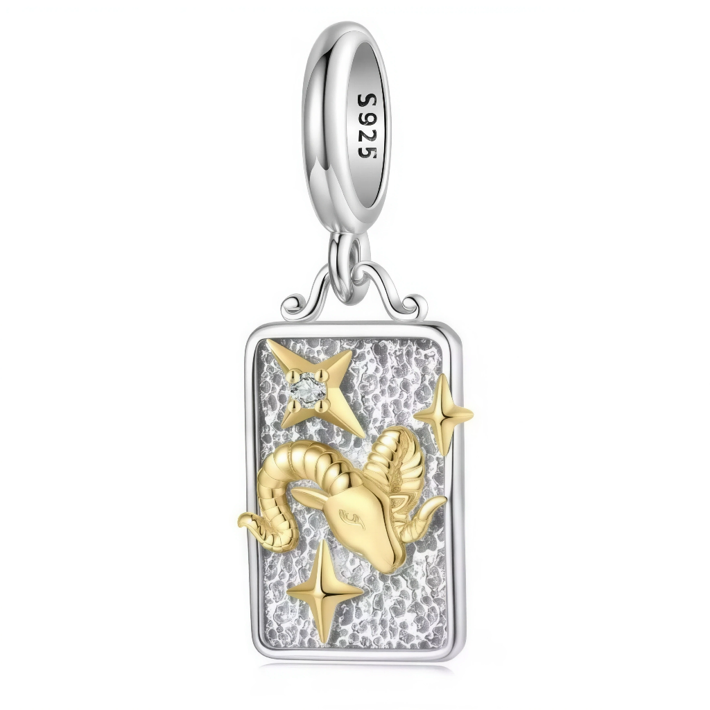 Ce charm pendentif en argent 925 célèbre le signe du Bélier avec une tête de bélier dorée en relief sur une plaque rectangulaire texturée façon ciel étoilé. Symbole de courage, d’élan et de détermination, il accompagne celles et ceux qui n’ont pas peur de suivre leur voie.

Caractéristiques :

-Matière : Argent 925/1000 massif pour la base, détails du bélier et des étoiles en placage doré, cristal synthétique transparent serti sur l’une des étoiles pour plus d’éclat.
-Design : Charm pendentif composé d’une 