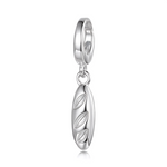 Ce charm pendentif reproduit une baguette française classique en argent sterling, avec sa forme oblongue allongée et ses trois entailles profondes typiques du pain de campagne croustillant. Les incisions en relief et la texture subtile évoquent la croûte dorée fraîchement sortie du four, symbole incontournable de la boulangerie parisienne. Suspendu à un anneau simple, il balance avec appétit au poignet, prêt pour une escapade gourmande virtuelle.