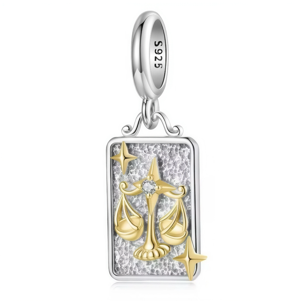 Ce charm pendentif en argent 925 représente le signe de la Balance avec une petite balance dorée parfaitement centrée sur une plaque rectangulaire texturée. Il symbolise l’harmonie, la justice et l’amour de l’esthétique.

Caractéristiques :

-Matière : Argent 925/1000 massif, balance et étoiles en placage doré, cristal synthétique transparent serti sur une étoile.
-Design : Plaque martelée encadrée d’un contour lisse, décorée d’une balance dorée en relief entourée d’étoiles dorées, suspendue à une bélière l