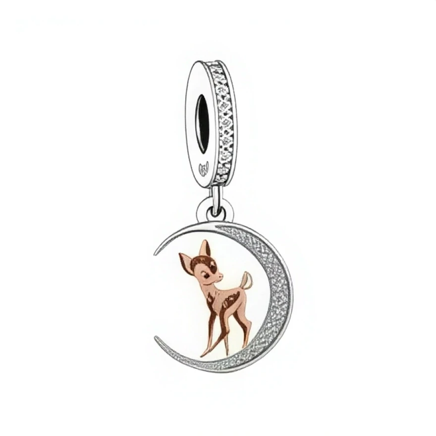 Ce charm pendentif en argent 925 (S925) dépeint Bambi faon gracieux perché délicatement sur croissant lune argentée nacrée, yeux grands émerveillés, taches blanches naissantes, étoiles filantes arrière-plan. Il symbolise innocence lunaire, rêves célestes et magie enfance nocturne.

Caractéristiques :

Matière : Argent 925 (S925) brun émail fourrure doux, lune polie irisée strass.
Design : Bambi assis curieux, lune courbe supportive, ciel nuit texturé constellations.
Compatibilité : Compatible avec les brace
