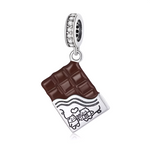 Ce charm pendentif représente une tablette de chocolat marron en émail réaliste, avec une face blanche ornée de deux adorables pandas kawaii enlacés et entourés de cœurs, pour un effet gourmand et tendre. La barre rectangulaire aux bords nets évoque le craquant d’une friandise premium, tandis que les motifs mignons apportent une touche de douceur enfantine. L’anneau supérieur pavé de zircons clairs ajoute un éclat précieux, comme du sucre glace sur le chocolat.