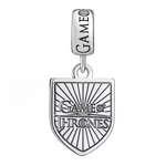 Ce charm pendentif en argent 925 pur arbore un blason gothique avec rayons solaires et gravures élégantes évoquant pouvoir ancestral. Il symbolise force loyauté et destin épique.

Caractéristiques

Matière : Argent 925 rhodié gravure contrastée.
Design : Bouclier rectangulaire rayonnant bélière large.
Compatibilité : Clip pour bracelets européens.
