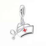 Ce charm pendentif honore le métier d’infirmière avec un bonnet blanc iconique orné d’une croix rouge vibrante, complété d’un stéthoscope élégamment enroulé autour pour un look médical raffiné et reconnaissable. Les détails fins comme les petites pierres claires sur le stéthoscope ajoutent une touche de brillance discrète, symbolisant le soin attentif porté à chaque patient. Suspendu à un anneau serti, il oscille gracieusement au poignet, parfait pour célébrer les héros du quotidien en blouse blanche.