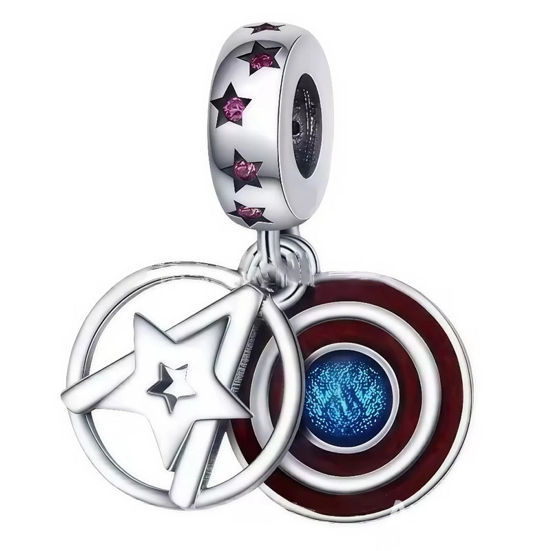 Ce charm double en argent 925 affiche disque cercles rouges argentés centre bleu texturé, associé à étoile ajourée superposée, bélière ornée petites étoiles serties cristaux roses. Symbole héroïsme protection esprit combattant moderne.

Caractéristiques

Matière : Argent 925 émail rouge bleu cristaux roses.
Design : Double médaillon bouclier étoile, bélière étoilée.
Compatibilité : Bracelets colliers thèmes super-héros épiques.