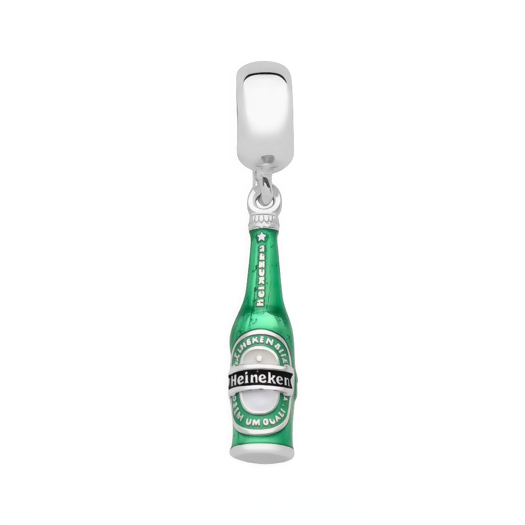 Ce charm pendentif&nbsp;rafraîchissant&nbsp;reproduit une bouteille de bière verte emblématique inspirée Heineken, en émail vert translucide brillant avec étiquette blanche/noire détaillée “HEINEKEN”, goulot courbé et capsule réaliste pour un rendu 3D authentique. Suspendue à un anneau lisse en argent sterling 925 poli, elle balance élégamment sur les bracelets, évoquant apéros estivaux, matchs et convivialité brassicole. Poinçonné S925, ce bijou est robuste et sans allergènes, parfait pour les amateurs de 