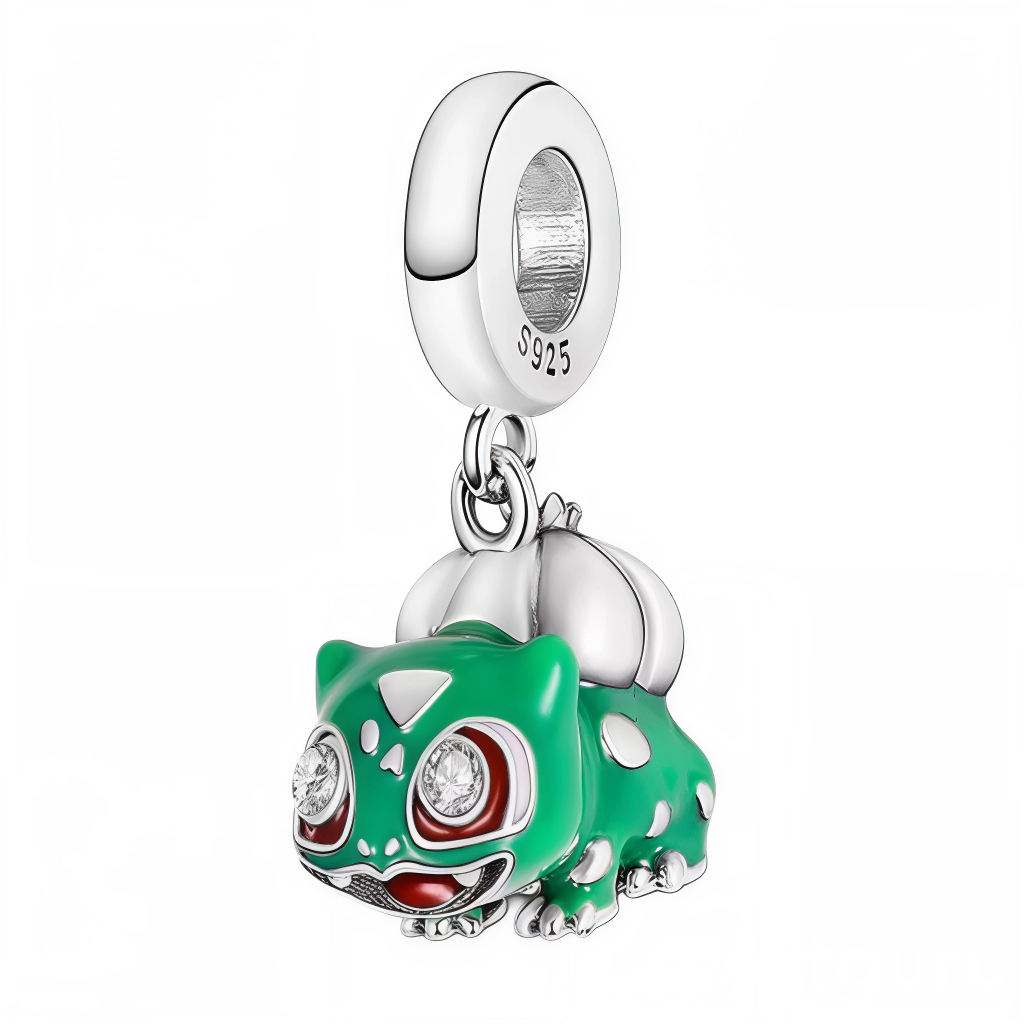 Ce charm pendentif en argent 925 (S925) représente Bulbizarre, Pokémon starter vert adorable au bulbe dorsal gonflé, yeux sages curieux et pattes trapues prêtes à lianes. Il symbolise croissance naturelle, amitié fidèle et force végétale éveillée.

Caractéristiques :

Matière : Argent 925 (S925) poli vert émeraude avec émail bulbe réaliste texturé.
Design : Bulbe détaillé veines, sourire Pokéball iconique, posture quadrupède dynamique.
Compatibilité : Compatible avec les bracelets à charms standards (type P