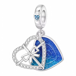 Ce charm pendentif en argent 925 (S925) représente un cœur bleu ciel lisse aux contours parfaits brillant comme un joyau serein. Il symbolise amour pur, sérénité profonde et tendresse infinie.

Caractéristiques

Matière : Argent 925 (S925) avec placage argent et émail bleu pastel satiné.
Design : Forme cœur classique bombée, surface lisse réfléchissante, brillant central discret, textures douces inspirées d’un trésor émotionnel apaisant.
Compatibilité : Compatible avec les bracelets à charms standards (type