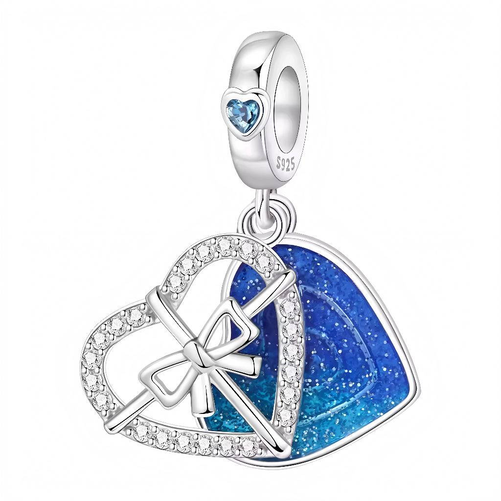 Ce charm pendentif en argent 925 (S925) représente un cœur bleu ciel lisse aux contours parfaits brillant comme un joyau serein. Il symbolise amour pur, sérénité profonde et tendresse infinie.

Caractéristiques

Matière : Argent 925 (S925) avec placage argent et émail bleu pastel satiné.
Design : Forme cœur classique bombée, surface lisse réfléchissante, brillant central discret, textures douces inspirées d’un trésor émotionnel apaisant.
Compatibilité : Compatible avec les bracelets à charms standards (type