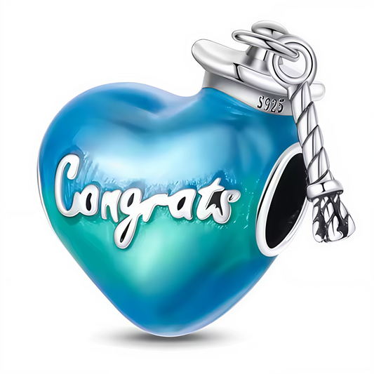 Félicitez un accomplissement mémorable avec ce charm pendentif en forme de cœur bleu-vert, délicatement gravé du mot "Congrats" et orné d’un chapeau de diplômé. Ce bijou vibrant en argent 925 est un symbole de fierté, de succès et de nouveaux horizons. Une manière élégante et colorée de dire "bravo" à quelqu’un de spécial.