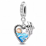 Ce charm pendentif en argent 925 (S925) présente un cœur formé par deux dauphins sautant au coucher du soleil orange-rose, vagues turquoise et ciel dégradé flamboyant. Il symbolise joie marine, amour éternel et magie tropicale.

Caractéristiques :

Matière : Argent 925 (S925) poli avec émail multicolore coucher soleil, texture vague ciselée.
Design : Dauphins entrelacés cœur parfait, rayons soleil gravés, reflets eau réalistes.
Compatibilité : Compatible avec les bracelets à charms standards (type Pandora, 