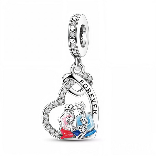 Célébrez les liens indéfectibles de l’amour familial avec ce charm pendentif en argent 925 représentant un cœur délicatement sculpté. À l’intérieur, une scène touchante dévoile une mère et ses deux enfants, symbole d’unité et de tendresse, accompagnée de l’inscription gravée "Forever". Ce bijou émouvant rend hommage à l’amour inconditionnel qui unit une famille pour toujours.