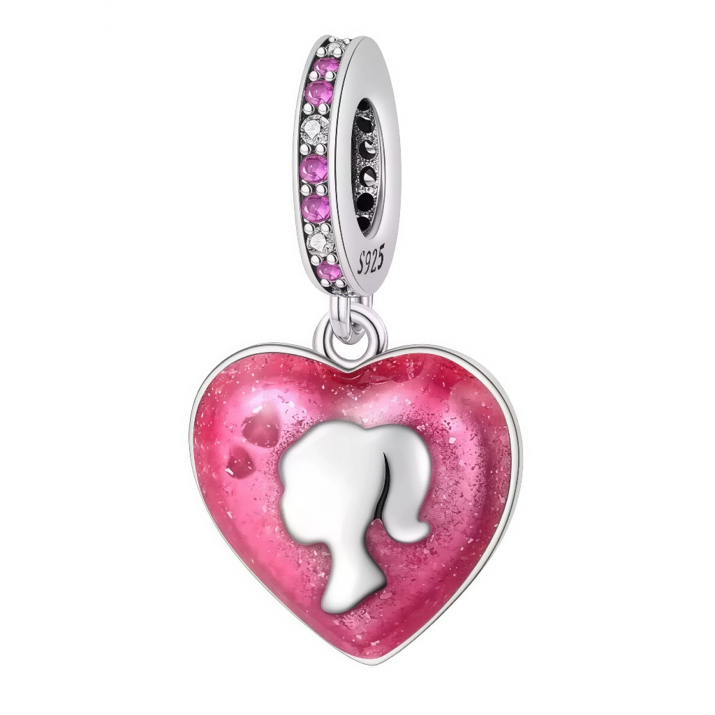 Ce charm pendentif en argent 925 (S925) présente un cœur rose vibrant contenant la silhouette iconique de Barbie, avec finitions émaillées glamour. Il symbolise féminité audacieuse, rêves infinis et pouvoir rose intemporel.

Caractéristiques :

Matière : Argent 925 (S925) poli avec émail rose satiné.
Design : Cœur bombé transparent révélant Barbie.
Compatibilité : Compatible avec les bracelets à charms standards (type Pandora, etc.) et chaînes fines.