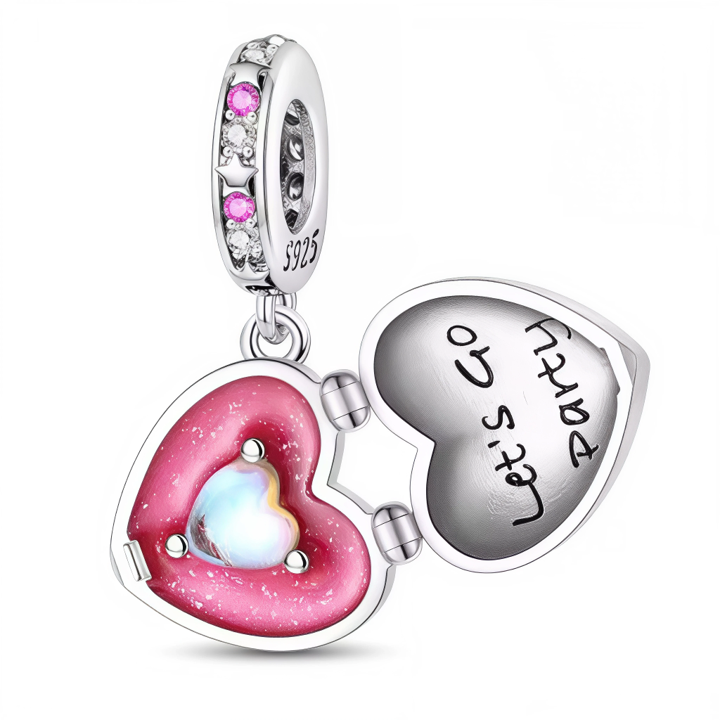 Ce charm pendentif en argent 925 (S925) représente un cœur rose lisse aux contours parfaits brillant comme un joyau de conte de fées. Il symbolise amour glamour, féminité absolue et joie pétillante.

Caractéristiques

Matière : Argent 925 (S925) avec placage rose gold et émail rose pastel satiné.
Design : Forme cœur classique bombée, surface lisse réfléchissante, petite étoile ou brillant central, textures douces inspirées d’un accessoire de princesse moderne.
Compatibilité : Compatible avec les bracelets à