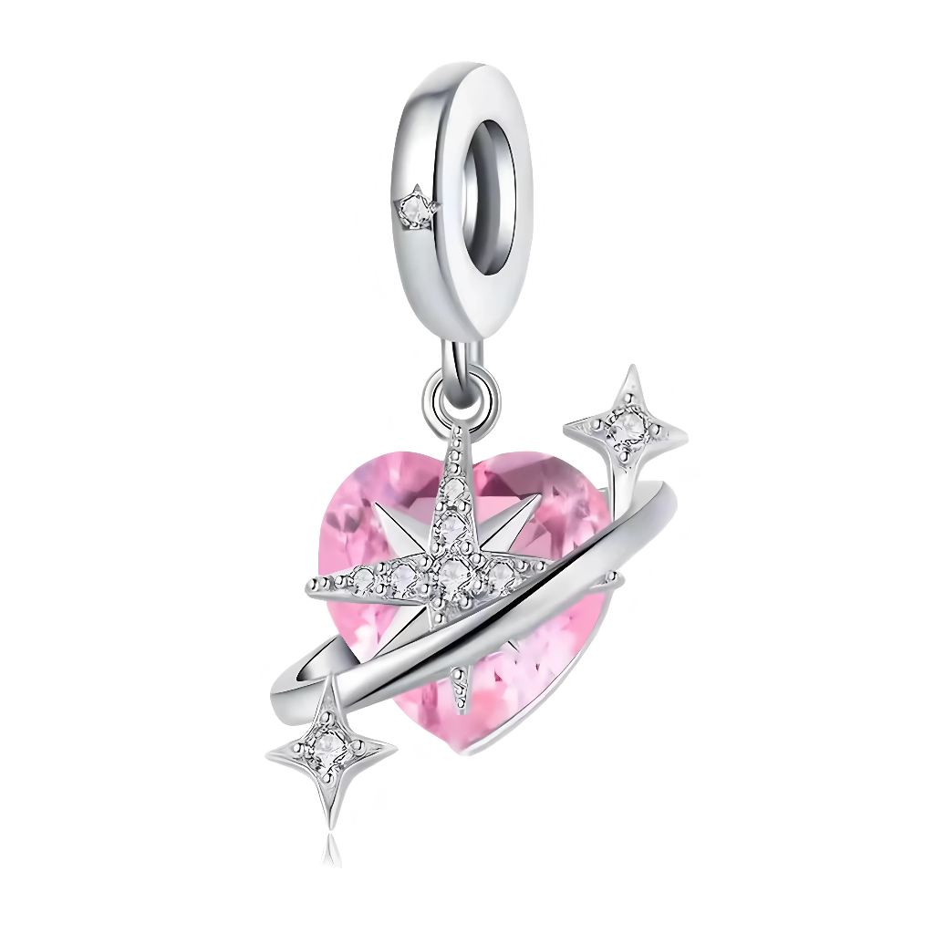 Ce charm pendentif réunit un cœur rose cristallin enveloppé dans une orbite argentée ornée d’étoiles, comme une étoile filante traversant le ciel pour porter vos vœux les plus chers. Le cœur facetté rose capture la lumière avec élégance, entouré de petites étoiles serties de pierres claires qui scintillent à chaque mouvement du poignet. Une traînée d’orbite courbe relie le tout, évoquant le mouvement céleste et la magie des rêves qui se réalisent.