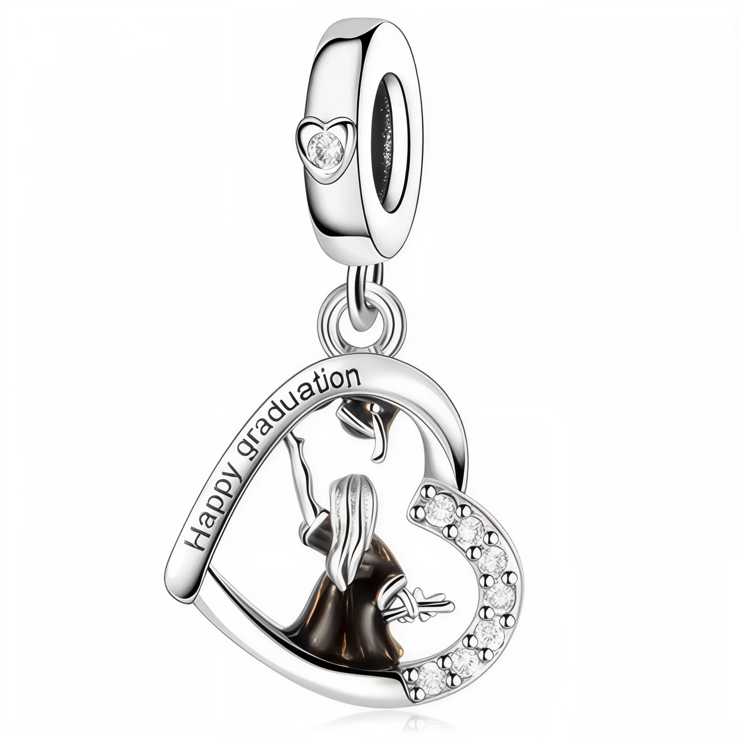 Plein de joie et d’éclat, ce charm pendentif en forme de cœur est orné de strass scintillants et d’un petit personnage diplômé au centre. Sur le côté du cœur, l’inscription "Happy Graduation" célèbre l’instant avec élégance et bonne humeur. Un bijou lumineux pour honorer cette grande étape de vie.
