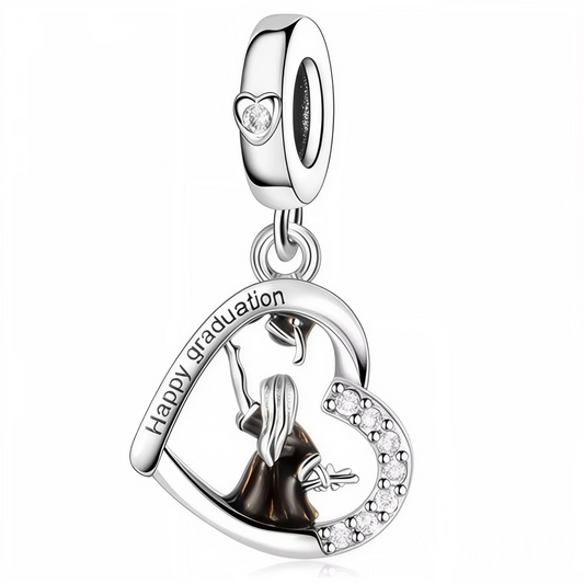 Plein de joie et d’éclat, ce charm pendentif en forme de cœur est orné de strass scintillants et d’un petit personnage diplômé au centre. Sur le côté du cœur, l’inscription "Happy Graduation" célèbre l’instant avec élégance et bonne humeur. Un bijou lumineux pour honorer cette grande étape de vie.