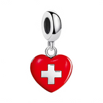 Ce charm pendentif affiche un cœur rouge vif en émail lustré, orné d’une croix blanche emblématique au centre, symbolisant fièrement les Alpes suisses et la neutralité bienveillante. La forme arrondie et brillante du cœur met en valeur le contraste saisissant entre le rouge passionné et le blanc pur de la croix. L’anneau supérieur rond offre une fixation aisée et élégante sur les bracelets.