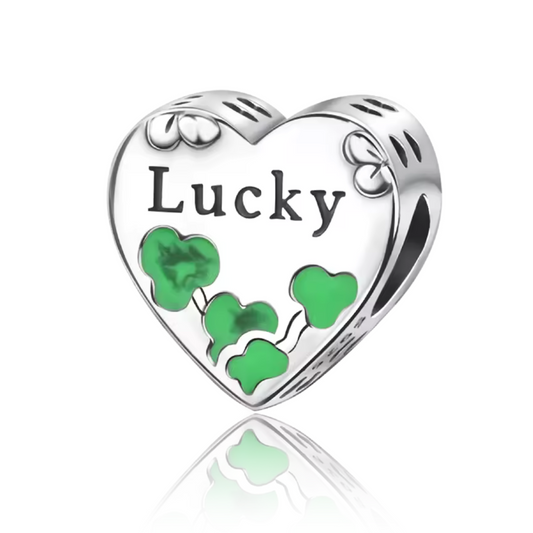 Portez la chance près de votre cœur avec ce charm pendentif en argent 925 orné de trèfles verts scintillants et de l’inscription "Lucky". Ce bijou vibrant symbolise la fortune, l’espoir et la positivité. Avec ses détails fins et son éclat naturel, c’est un porte-bonheur élégant à garder toujours avec soi.