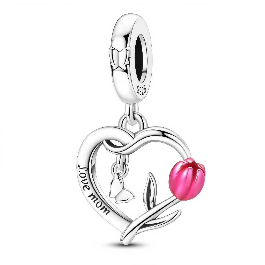 Ce charm pendentif en argent 925 forme un cœur ajouré enlacé d’une tige de tulipe rose vive, avec la gravure « Love mom » sur le côté. Il célèbre la tendresse maternelle, la gratitude et la douceur d’un bouquet offert du cœur.

Caractéristiques

Matière : Argent 925, tulipe émaillée rose brillante.
Design : Cœur fluide, petite clochette pendante au centre et bélière ornée d’un nœud.
Compatibilité : S’accroche aux bracelets et colliers à maille européenne.