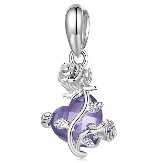 Un charm pendentif délicat en Argent 925, représentant un cœur violet profond sublimé par une rose finement travaillée. Une création romantique et élégante qui apporte une touche poétique à votre bracelet.

Caractéristiques
– Matière : Argent 925
– Design : Cœur violet avec rose
– Style : Romantique et raffiné