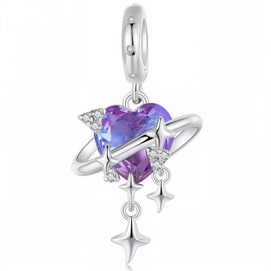 Un charm délicat en Argent 925, mettant en valeur un cœur aux nuances violet et bleu entouré d’étoiles scintillantes, avec une petite étoile suspendue pour une touche de mouvement et de magie. Idéal pour apporter éclat et douceur à votre bracelet.

Caractéristiques
– Matière : Argent 925
– Design : Cœur violet et bleu, étoiles et petite étoile suspendue
– Style : Féérique et élégant