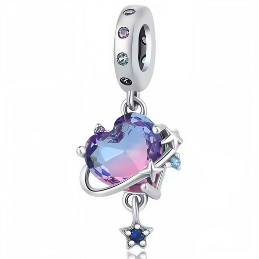 Un bijou féerique en Argent 925, orné d’un cœur bicolore violet et bleu entouré d’étoiles scintillantes, avec une petite étoile suspendue sertie d’un strass bleu. Une pièce poétique et lumineuse qui sublimera votre bracelet avec élégance et magie.

Caractéristiques
– Matière : Argent 925
– Design : Cœur violet et bleu, étoiles et petite étoile suspendue avec strass bleu
– Style : Féérique et raffiné