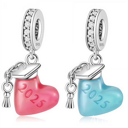 Célébrez une étape inoubliable avec ce charm pendentif en forme de cœur, orné d’un chapeau de diplômé et de l’inscription "2025". Disponible en deux versions – rose ou bleu – il symbolise la réussite, la fierté et les nouveaux départs. En argent 925, ce bijou commémoratif est le cadeau parfait pour marquer une fin de parcours et un nouveau commencement.