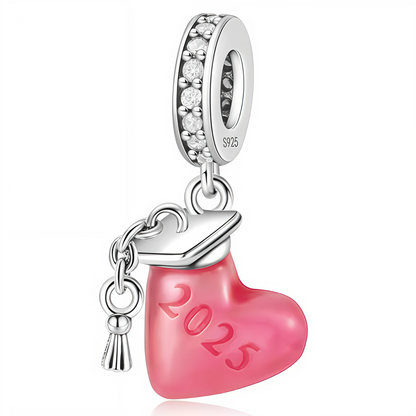 Célébrez une étape inoubliable avec ce charm pendentif en forme de cœur, orné d’un chapeau de diplômé et de l’inscription "2025". Disponible en deux versions – rose ou bleu – il symbolise la réussite, la fierté et les nouveaux départs. En argent 925, ce bijou commémoratif est le cadeau parfait pour marquer une fin de parcours et un nouveau commencement.