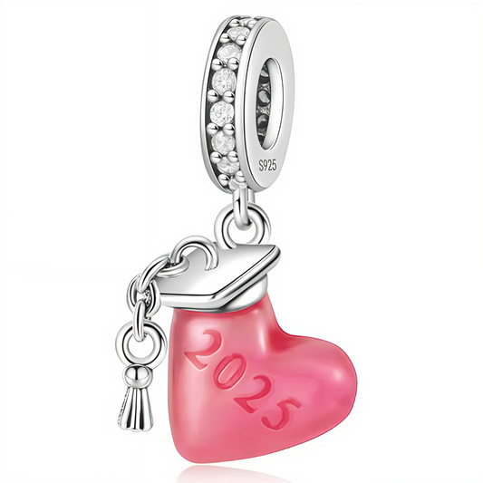 Célébrez une étape inoubliable avec ce charm pendentif en forme de cœur, orné d’un chapeau de diplômé et de l’inscription "2025". Disponible en deux versions – rose ou bleu – il symbolise la réussite, la fierté et les nouveaux départs. En argent 925, ce bijou commémoratif est le cadeau parfait pour marquer une fin de parcours et un nouveau commencement.