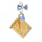 Ce charm pendant en argent 925 représente un cahier ancien relié aux gravures ciselées fines, crayon doré incliné plume bleue cristalline, surmonté nœud bleu ciel pavé cristaux scintillants. Le cabochon bleu ovale central évoque encre magique inspirante.

Caractéristiques

Matière : Argent 925, cristaux bleus zircones.
Design : Cahier ouvert crayon nœud, bélière lisse intégrée.
Compatibilité : Idéal bracelets colliers charms modulables.