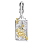 Ce charm pendentif en argent 925 représente le signe du Cancer avec un crabe doré minutieusement détaillé sur une plaque rectangulaire texturée. Il symbolise la sensibilité, la protection et le lien aux émotions profondes.

Caractéristiques :

-Matière : Argent 925/1000 massif, crabe et étoiles en placage doré, cristal synthétique transparent accentuant l’une des étoiles.
-Design : Plaque à effet martelé encadrée d’un contour lisse, ornée d’un crabe doré en relief entouré de petites étoiles dorées, suspendu