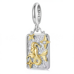 Ce charm pendentif en argent 925 célèbre le signe du Capricorne avec une chèvre ou un symbole capricorne doré sur une plaque rectangulaire texturée. Il incarne la discipline, la persévérance et la force intérieure.

Caractéristiques :

-Matière : Argent 925/1000 massif, motif capricorne et étoiles en placage doré, cristal synthétique transparent serti sur une étoile.
-Design : Plaque martelée encadrée d’un fin contour lisse, ornée d’un capricorne doré en relief entouré d’étoiles dorées, reliée à une bélière