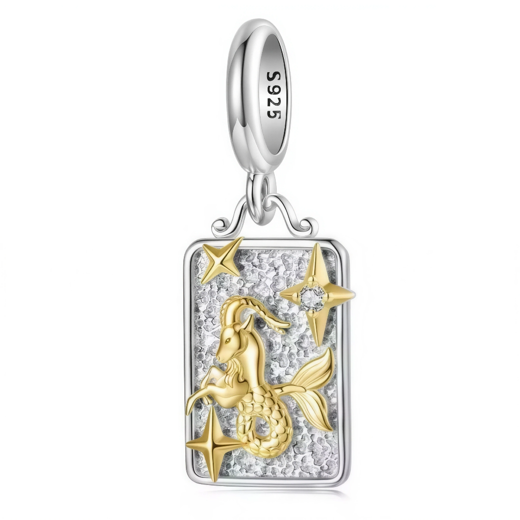 Ce charm pendentif en argent 925 célèbre le signe du Capricorne avec une chèvre ou un symbole capricorne doré sur une plaque rectangulaire texturée. Il incarne la discipline, la persévérance et la force intérieure.

Caractéristiques :

-Matière : Argent 925/1000 massif, motif capricorne et étoiles en placage doré, cristal synthétique transparent serti sur une étoile.
-Design : Plaque martelée encadrée d’un fin contour lisse, ornée d’un capricorne doré en relief entouré d’étoiles dorées, reliée à une bélière