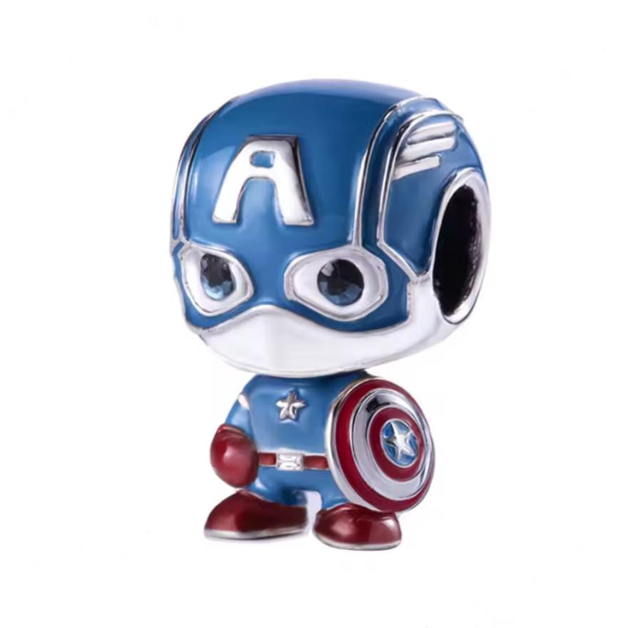 Ce charm pendentif en argent 925 (S925) reproduit fidèlement le bouclier iconique de Captain America avec résine émaillée rouge, blanche et bleue appliquée main. Il symbolise courage inébranlable, défense des libertés et valeurs patriotiques éternelles.

Caractéristiques :

Matière : Argent 925 (S925) avec émail multicolore haute brillance.
Design : Étoile blanche centrale 3D, rayures concentriques précises, réalisme vibranium.
Compatibilité : Compatible avec les bracelets à charms standards (type Pandora M