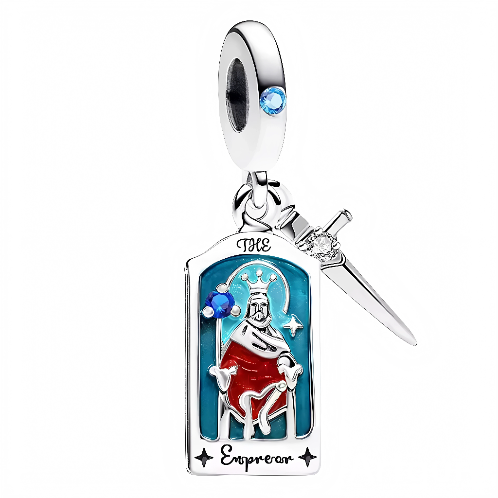 Ce charm pendentif en argent 925 (S925) reproduit la carte de L'Empereur du Tarot, homme barbu couronné rouge sur trône bélier, sceptre puissance et globe monde, armure stabilité. Il symbolise autorité structurée, pouvoir paternel, ordre concret et leadership protecteur.

Caractéristiques :

Matière : Argent 925 (S925) émail barbe blanche sage.
Design : Posture droite imposante, bouclier aigle protection, paysage aride feu Bélier
Compatibilité : Compatible avec les bracelets à charms standards (type Pandora