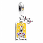Ce charm pendentif en argent 925 (S925) reproduit la carte de L'Impératrice du Tarot, femme couronnée assise trône riche. Elle symbolise féminité sacrée, créativité nourricière, fertilité et harmonie nature-matière.

Caractéristiques :

Matière : Argent 925 (S925) émail rouge jupe passion, couronne douze étoiles.
Design : Posture sereine profil, cheveux longs libres.
Compatibilité : Compatible avec les bracelets à charms standards (type Pandora, etc.) et chaînes fines.