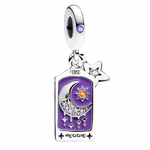 Ce charm pendentif en argent 925 (S925) reproduit la carte de La Lune du Tarot, lune éclairant paysage nocturne. Elle symbolise inconscient mystérieux, illusions trompeuses, peurs enfouies et intuition profonde révélant vérité cachée.

Caractéristiques :

Matière : Argent 925 (S925) argenté lune nacrée.
Design : Lune du Tarot.
Compatibilité : Compatible avec les bracelets à charms standards (type Pandora, etc.) et chaînes fines.