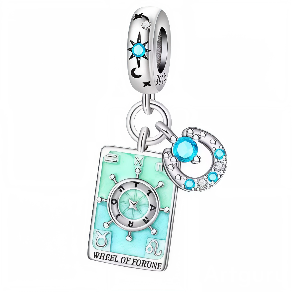 Ce charm en forme de carte Wheel of forune. Confectionné en argent 925, il est idéal pour celles et ceux qui aiment explorer le monde et garder le souvenir de leurs aventures au poignet. Un bijou symbolique, parfait pour rêver grand et voler loin.