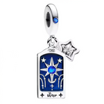 Ce charm pendentif en argent 925 (S925) reproduit la carte de L'Étoile du Tarot, étoile 8 branches au-dessus, étoiles sereines. Elle symbolise espoir régénérant, guérison intérieure, inspiration divine et sérénité cosmique après chaos Tour.

Caractéristiques :

Matière : Argent 925 (S925) bleu nuit ciel brillant.
Design : étoile 8 branches au-dessus, étoiles sereines.
Compatibilité : Compatible avec les bracelets à charms standards (type Pandora, etc.) et chaînes fines.