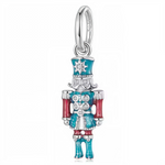 Apportez une touche festive et élégante à votre collection avec ce charm pendentif en Argent 925 (S925) avec finition bleue et rouge pailletée, représentant le célèbre Casse-Noisette. Ce bijou captivant allie tradition et éclat, parfait pour sublimer vos bracelets ou colliers avec une note joyeuse et raffinée.