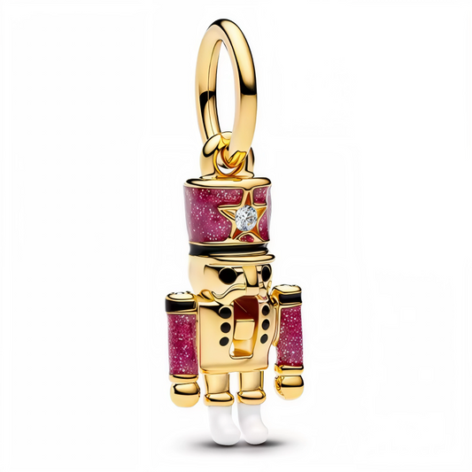 Apportez une touche festive et élégante à votre collection avec ce charm pendentif en Argent 925 (S925) avec finition dorée et rouge pailletée, représentant le célèbre Casse-Noisette. Ce bijou captivant allie tradition et éclat, parfait pour sublimer vos bracelets ou colliers avec une note joyeuse et raffinée.

Caractéristiques :
Matière : Argent 925 (S925) avec finition dorée et rouge pailletée
Design : Casse-Noisette détaillé
Coloris : Doré brillant et rouge scintillant
Compatibilité : Convient aux bracel