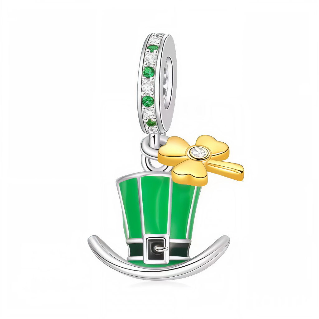 Ce charm pendentif célèbre l’esprit porte-bonheur avec un chapeau vert façon St Patrick, posé sur une fine base incurvée en argent sterling et orné d’un trèfle doré à quatre feuilles. La couronne du chapeau est recouverte d’un émail vert intense, mise en valeur par une boucle de ceinture argentée qui apporte du caractère et une touche festive à votre bracelet. Le trèfle doré, illuminé en son centre par une petite pierre claire, symbolise la chance, la joie et les jolies surprises du quotidien. L’anneau supé