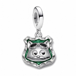 Ce charm pendentif aventurier présente un écusson vert émaillé avec un chat décontracté au pelage argenté, équipé de lunettes d'aviateur cool, yeux mi-clos nonchalants et sourire serein. Les contours crantés et détails ciselés évoquent l'esprit libre du pilote félin explorateur. L’anneau supérieur rond offre une fixation fluide sur les bracelets.